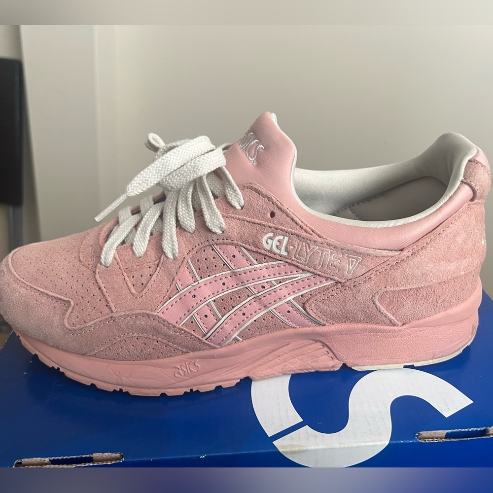 Up for Sale are a pair of ASICS GEL-LYTE V